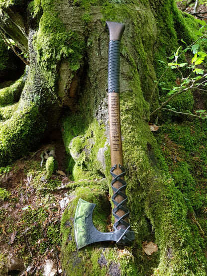 Handgeschmiedete Fantasy Wikinger Bartaxt aus Karbonstahl, mit geschwungenem Schaft und Ledergriff