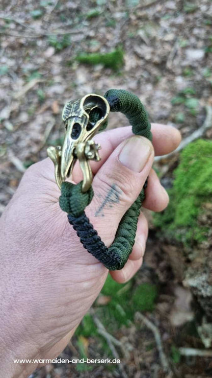 Schmales Grünschwarzes Paracord Armband mit Rabenkopf Verschluss