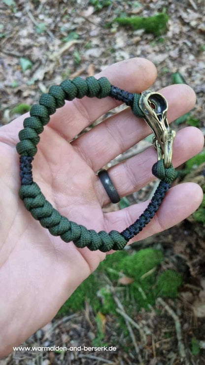 Schmales Grünschwarzes Paracord Armband mit Rabenkopf Verschluss