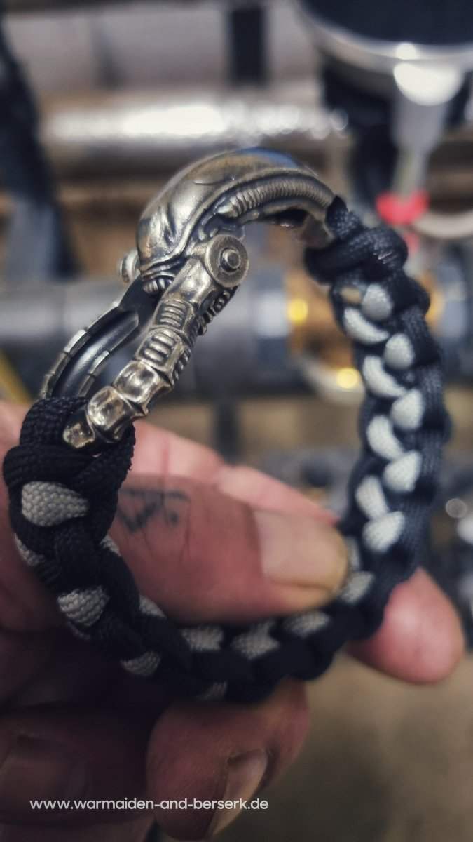 Schwarzgraues Paracord Armband mit ikonischem Xenomorph Verschluss