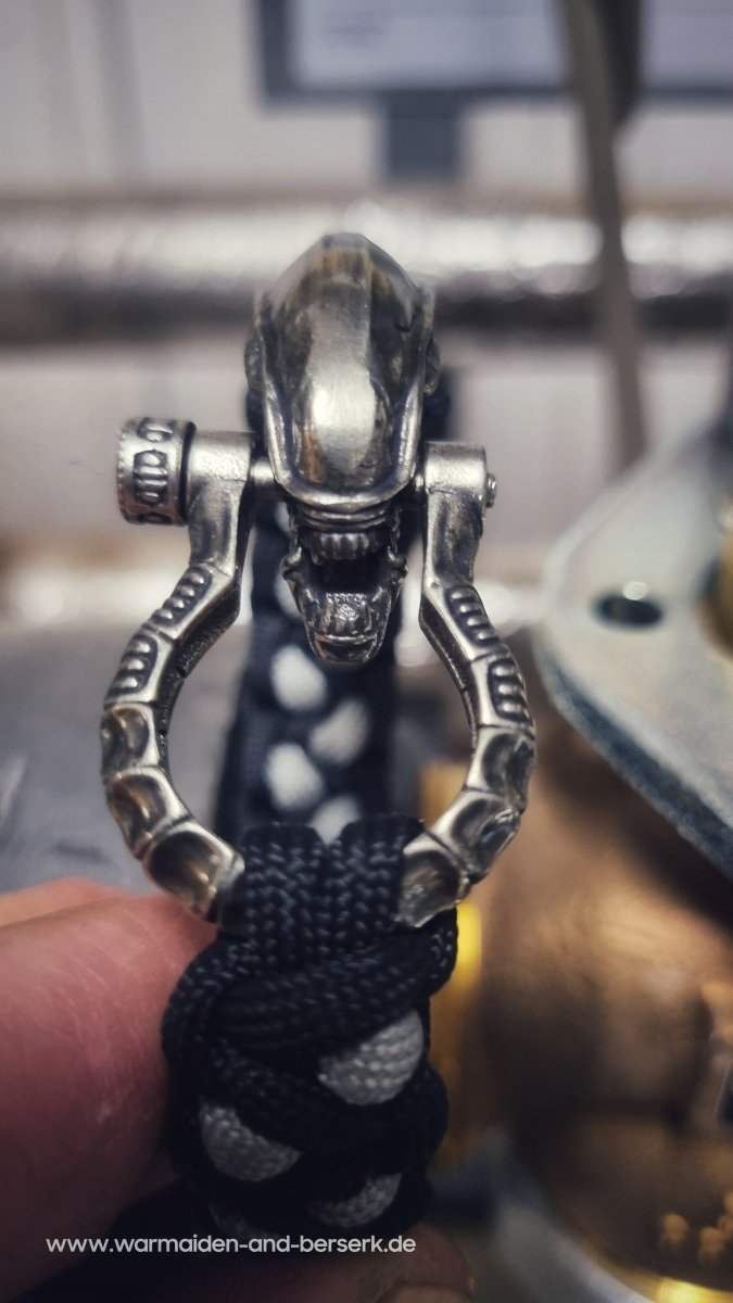 Schwarzgraues Paracord Armband mit ikonischem Xenomorph Verschluss