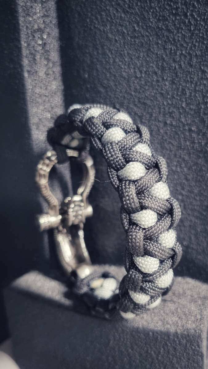 Schwarzgraues Paracord Armband mit ikonischem Xenomorph Verschluss