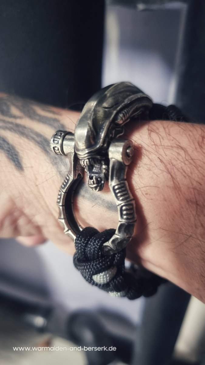 Schwarzgraues Paracord Armband mit ikonischem Xenomorph Verschluss