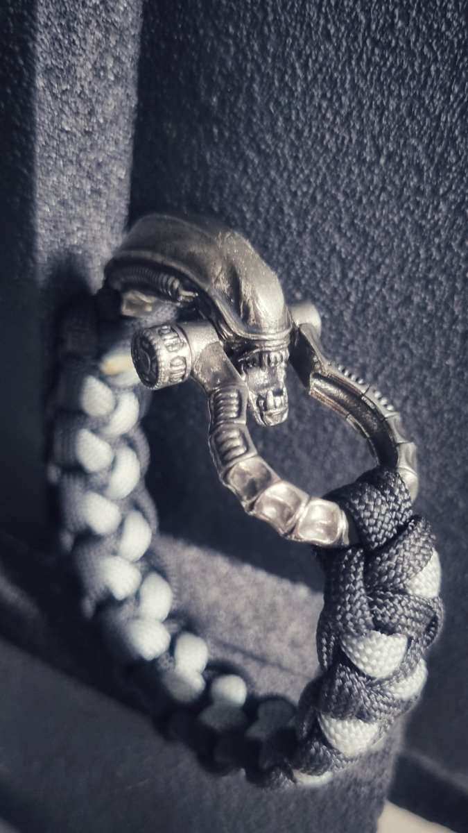 Schwarzgraues Paracord Armband mit ikonischem Xenomorph Verschluss