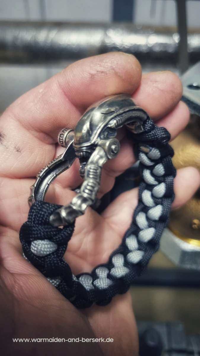 Schwarzgraues Paracord Armband mit ikonischem Xenomorph Verschluss