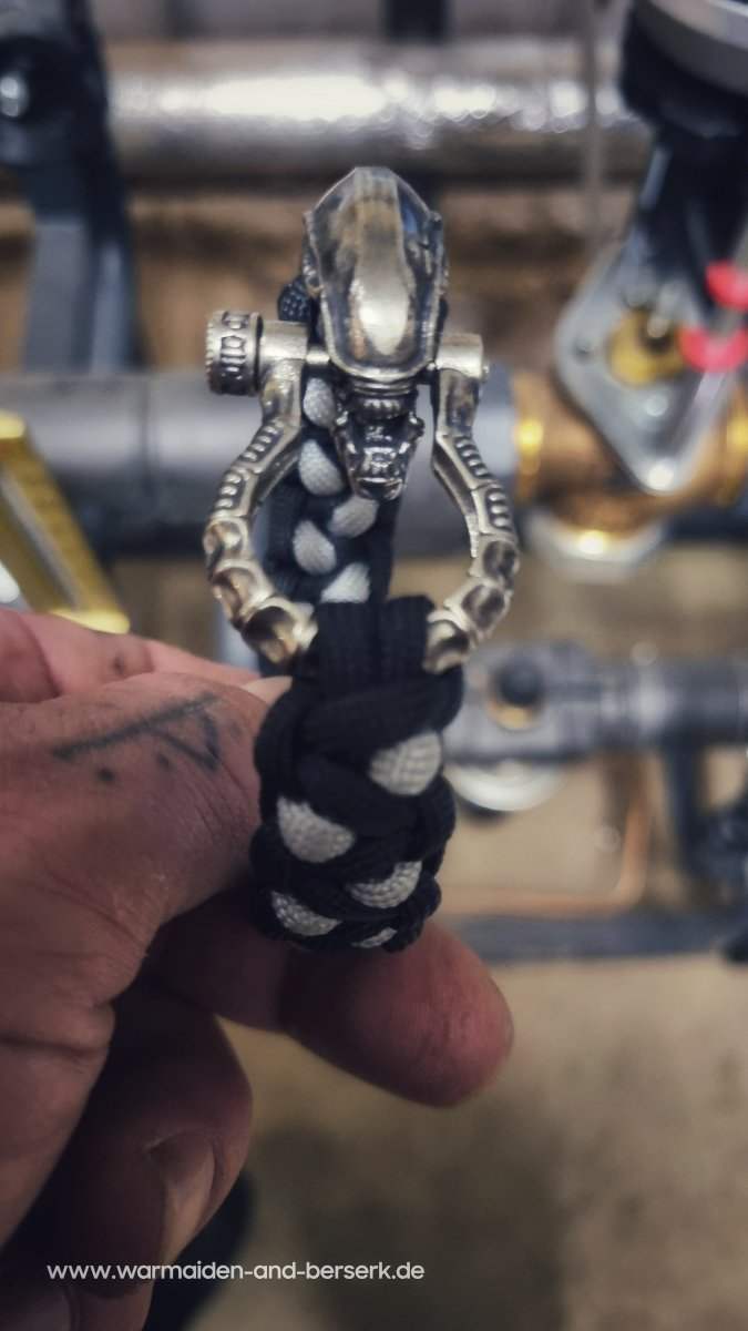 Schwarzgraues Paracord Armband mit ikonischem Xenomorph Verschluss