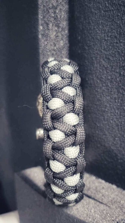 Schwarzgraues Paracord Armband mit ikonischem Xenomorph Verschluss