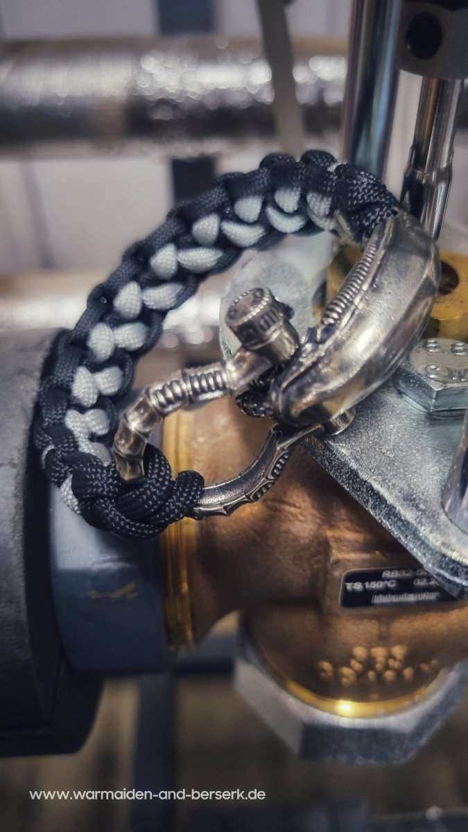 Schwarzgraues Paracord Armband mit ikonischem Xenomorph Verschluss