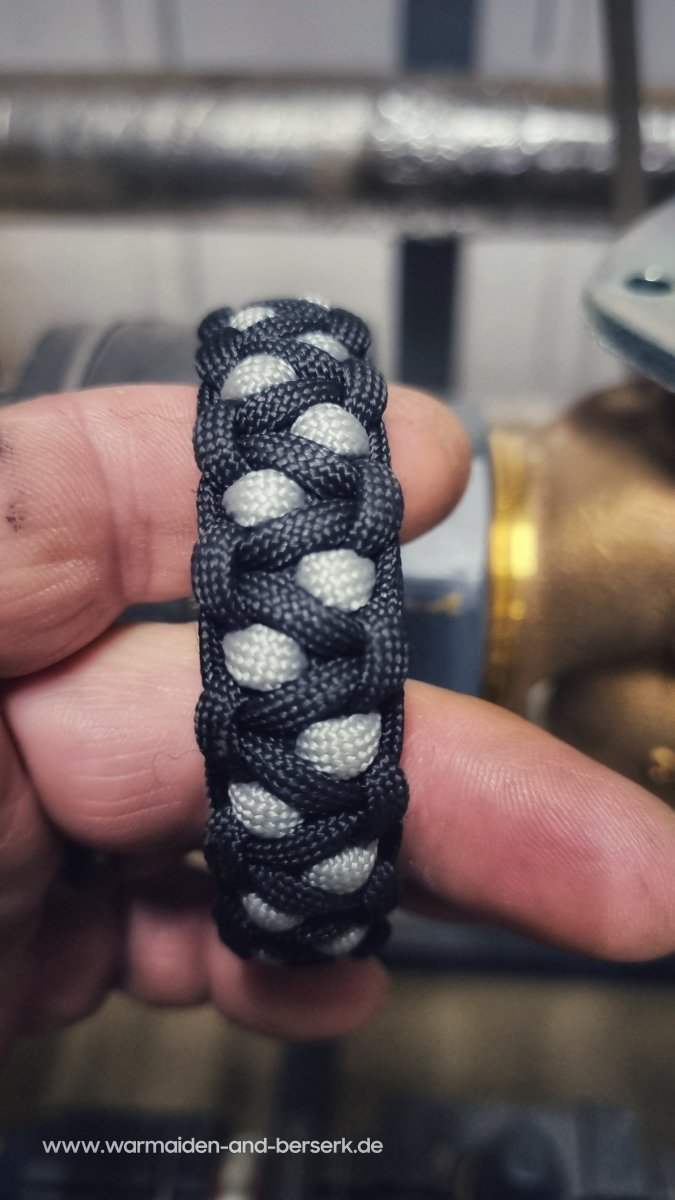 Schwarzgraues Paracord Armband mit ikonischem Xenomorph Verschluss