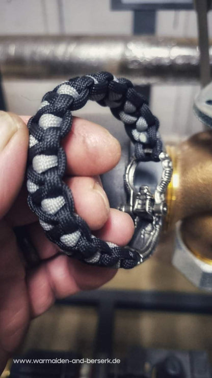 Schwarzgraues Paracord Armband mit ikonischem Xenomorph Verschluss