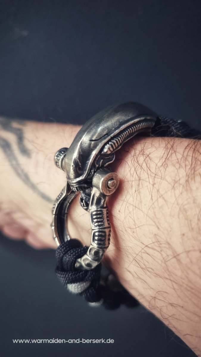 Schwarzgraues Paracord Armband mit ikonischem Xenomorph Verschluss