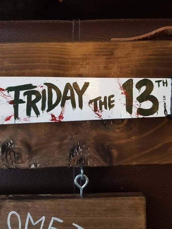 Handbemalte Machete aus Federstahl mit Jason Voorhees auf Display