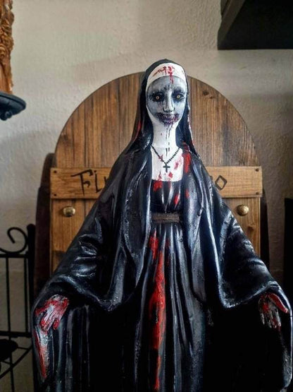 Handbemalte Statue "Valak the Nun" aus dem Conjuring Universum